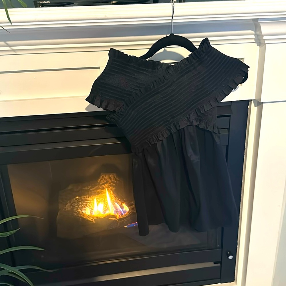 Cute off-the-shoulder black top. Sinches at top, flows on bottom. No stains!